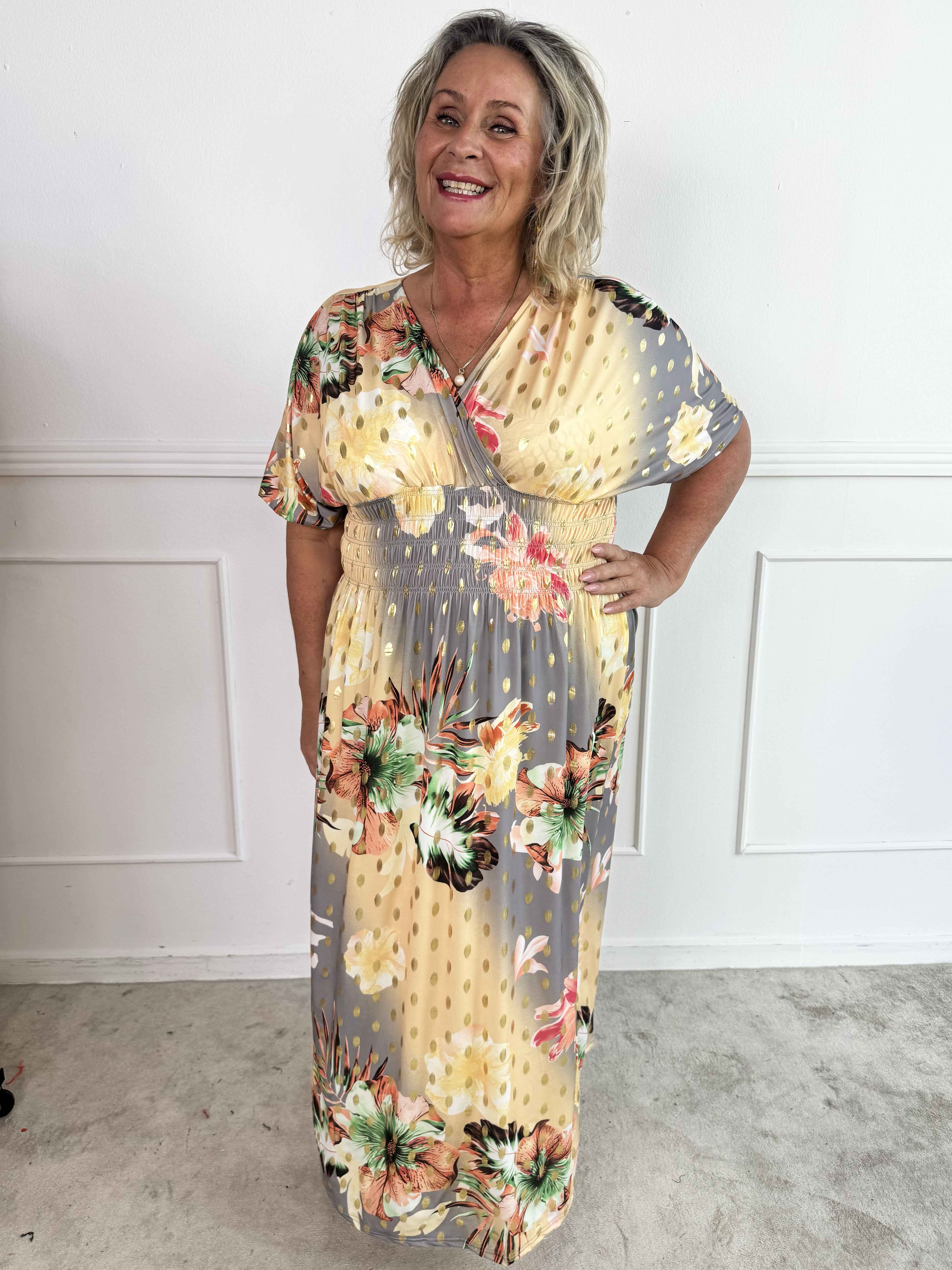 Pams Hawaii - Lang plus size kjole i elastisk stof med blomsterprint